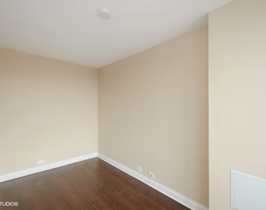 1560 North Sandburg Terrace - Photo Thumbnail 10