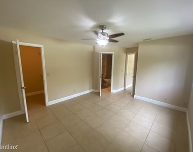 3460 Pinewalk Dr N Apt 313 - Photo Thumbnail 16