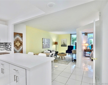 2301 Collins Ave - Photo Thumbnail 2