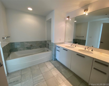 1060 Brickell Ave - Photo Thumbnail 11