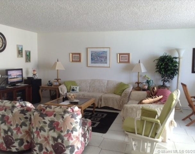 6061 Collins Ave - Photo Thumbnail 2