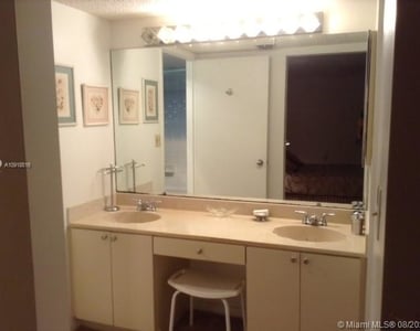 6061 Collins Ave - Photo Thumbnail 10