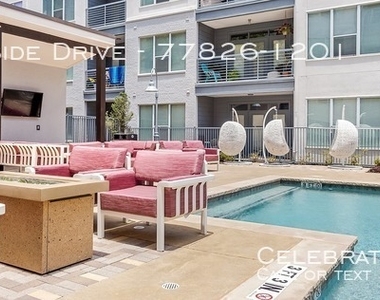 1620 E Riverside Drive - Photo Thumbnail 4