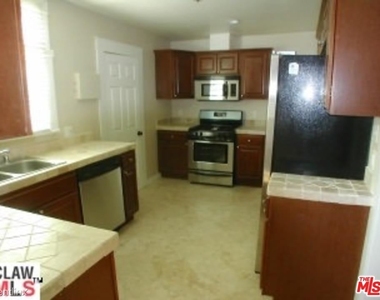 1444 Yale St Apt D - Photo Thumbnail 6