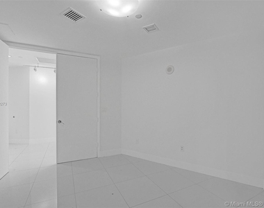 15901 Collins Ave - Photo Thumbnail 9