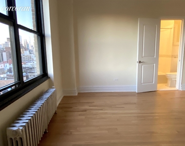 Gorgeous studio with Skyline views in the East Village - Elevator Building - Photo Thumbnail 3