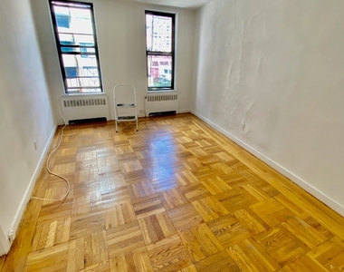 302 East 38th Street - Photo Thumbnail 2