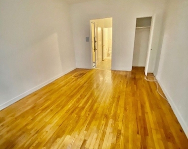 302 East 38th Street - Photo Thumbnail 2