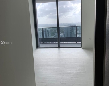 1000 Brickell Plz - Photo Thumbnail 4