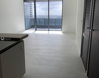 1000 Brickell Plz - Photo Thumbnail 1