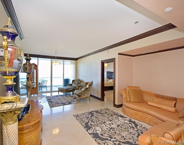 17875 Collins Ave - Photo Thumbnail 6