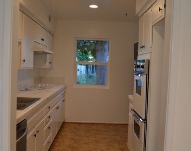 8060 Canby Ave #4 - Photo Thumbnail 3