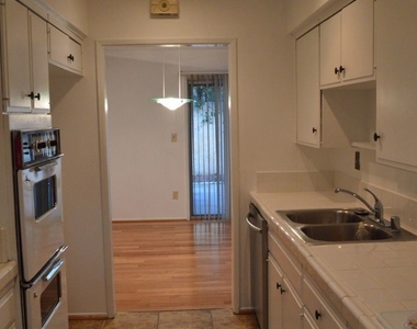 8060 Canby Ave #4 - Photo Thumbnail 4