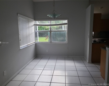 2633 Oak Park Cir - Photo Thumbnail 6