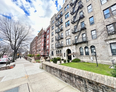 410 Eastern Parkway - Photo Thumbnail 12