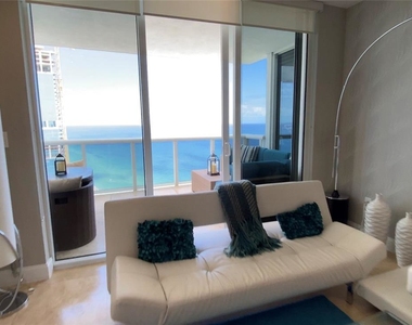 18201 Collins Ave - Photo Thumbnail 2