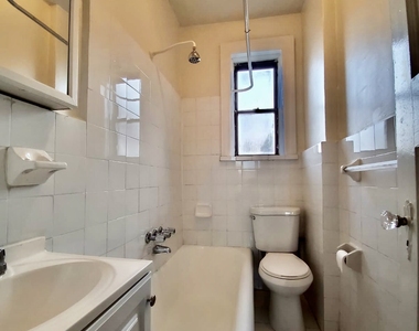 1Bed/1Bath Apartment - 52nd Street - Photo Thumbnail 6