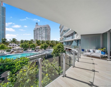 1 Collins Ave - Photo Thumbnail 6