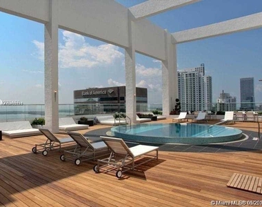 500 Brickell Ave - Photo Thumbnail 2