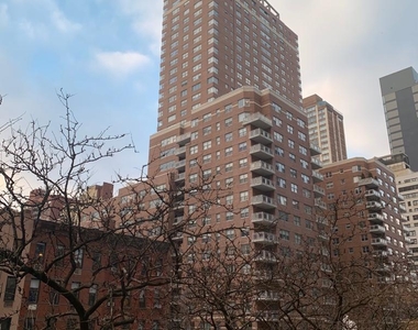 East 71st Street - Photo Thumbnail 10