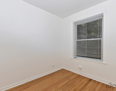 4240 North Clarendon Avenue - Photo Thumbnail 9