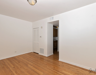 4240 North Clarendon Avenue - Photo Thumbnail 8