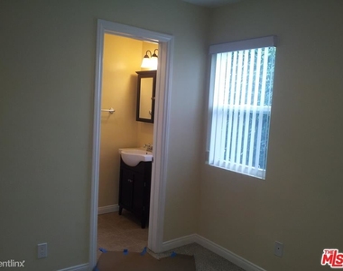 2639 6th St Apt 2 - Photo Thumbnail 7