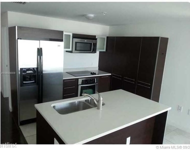 1900 N Bayshore Dr Apt 4002 - Photo Thumbnail 2