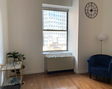 MASSIVE FLEX 1 APARTMENT, NO FEE! - Photo Thumbnail 3