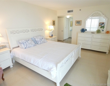 9341 Collins Ave - Photo Thumbnail 10