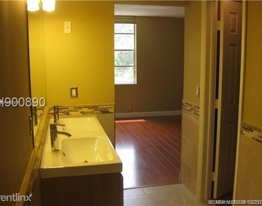 9400 Live Oak Pl - Photo Thumbnail 5