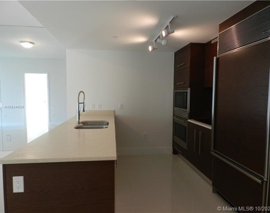 475 Brickell Ave - Photo Thumbnail 5