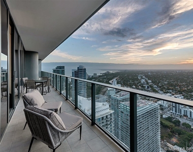 1000 Brickell Plz - Photo Thumbnail 1