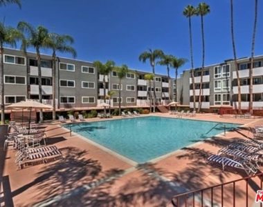 4915 Tyrone Ave - Photo Thumbnail 3