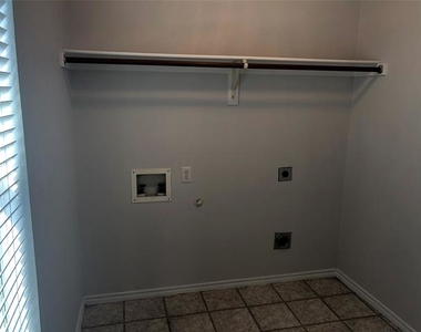 1003 Bainbridge Lane - Photo Thumbnail 6