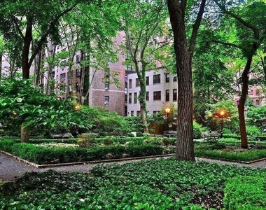 330 East 43rd Street - Photo Thumbnail 8