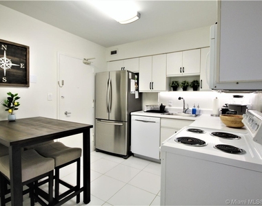 5151 Collins Ave - Photo Thumbnail 5