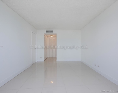 6039 Collins Ave - Photo Thumbnail 24