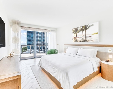 2201 Collins Ave - Photo Thumbnail 1