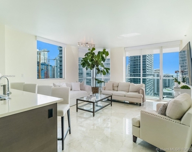 500 Brickell Ave - Photo Thumbnail 1