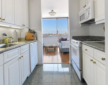 111 W 67th St - Photo Thumbnail 12