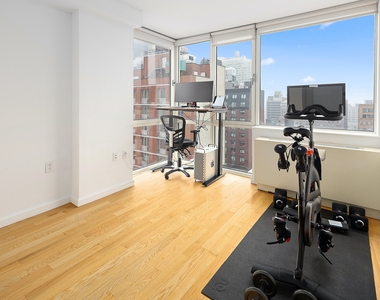 350 West 37th Street - Photo Thumbnail 5