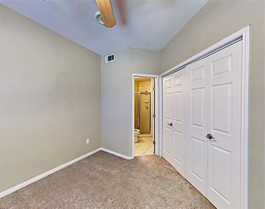 4104 N Hall Street - Photo Thumbnail 5