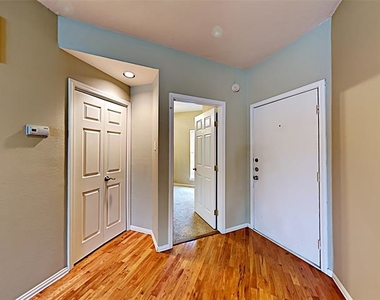 4104 N Hall Street - Photo Thumbnail 4