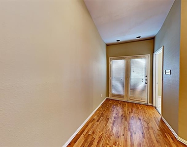 4104 N Hall Street - Photo Thumbnail 2