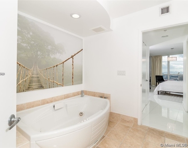 18201 Collins Ave - Photo Thumbnail 6