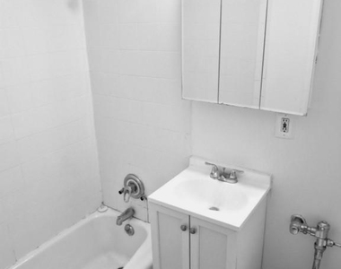 East 87th Street Great Deal, Bright 1 Bed - Photo Thumbnail 2