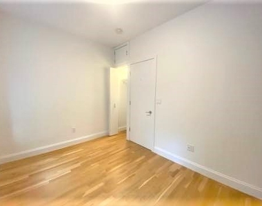 East 73rd Street Queen-Size Bedrooms, No Fee - Photo Thumbnail 6