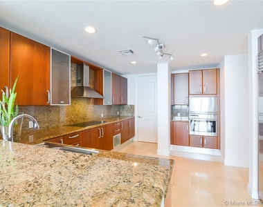 5959 Collins Ave - Photo Thumbnail 4