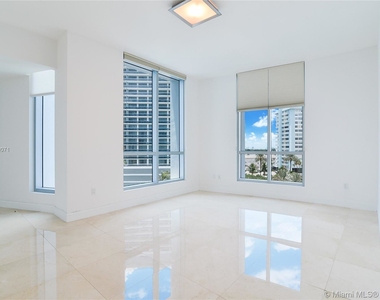 5959 Collins Ave - Photo Thumbnail 12